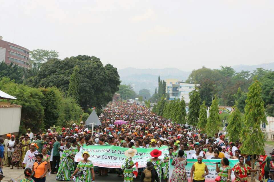 Amb. Albert SHINGIRO (@ashingiro) on Twitter photo Manifestation monstre des femmes #burundi-aises contre les rapports biaisés, sélectifs & politiquement motivés des experts de <a href="/UNHumanRights/">UN Human Rights</a> Manifestation monstre des femmes #burundi-aises contre les rapports biaisés, sélectifs & politiquement motivés des experts de <a href="/UNHumanRights/">UN Human Rights</a>