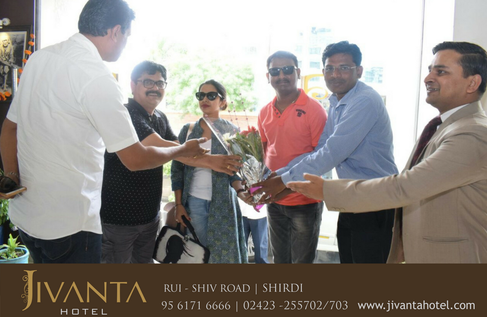 JivantaHotel's tweet photo. TV show @chalahawayeudya artists recently visited us!
#ThankU #nileshsabale #bhaukadam #kushalbadrike #shreyabugde #bharatganeshpure #sagark https://t.co/KD9J09Echh
