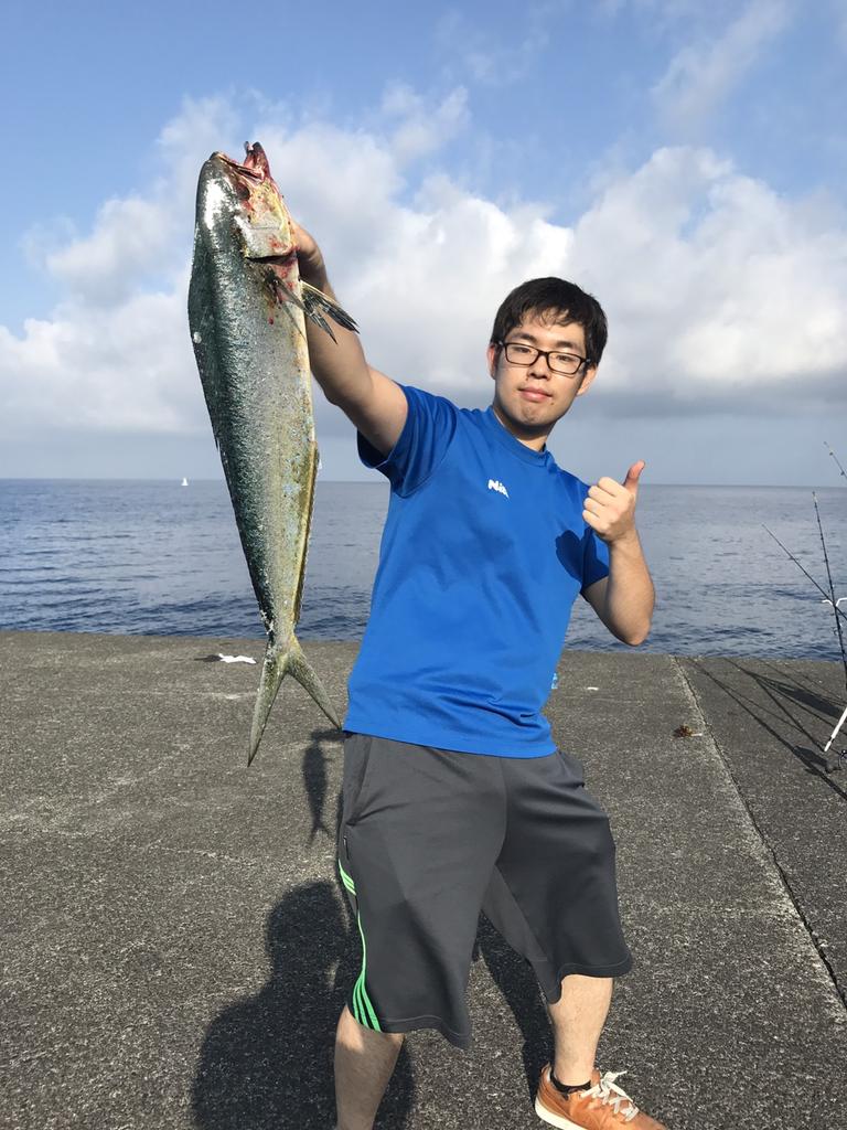 早大釣の会 伊豆大島で合宿行いました ルアーではほぼ全員がカンパチ ショゴ をゲットし シイラも出ました エギングではアオリイカ 餌釣りではイサキが大漁 タマンも複数匹釣れました 良い意味で期待を裏切られ大満足な釣行でした