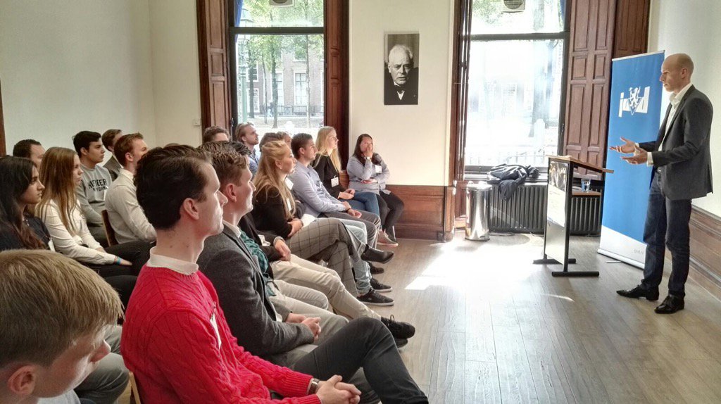 danielkoerhuis's tweet photo. Als oud JOVD'er genoten om met nieuwe @JOVD leden te spreken over #TweedeKamer en #woningmarkt. https://t.co/tnyFouO8jP