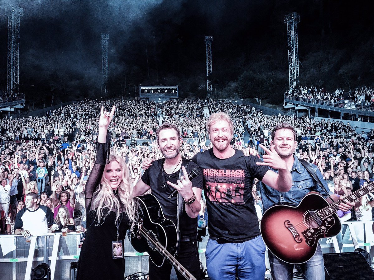 Avril Lavigne esteve no show da banda Nickelback ontem, em Los Angeles, e subiu ao palco para cantar o hit Rockstar!