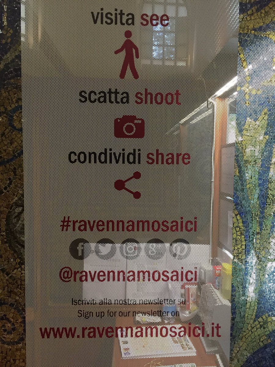 Il segno dei tempi che passano. Un tempo fare le foto era vietato. Ora è suggerito. A patto che tu le condivida. Con hashtag consigliato.