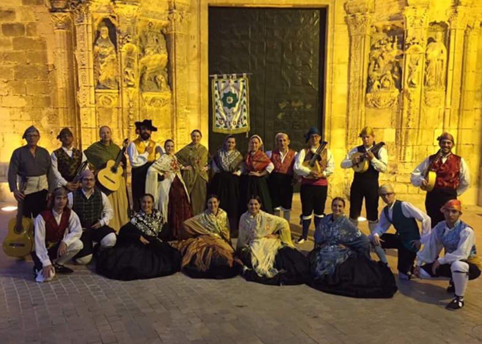 Y para esta noche...
Actuación de la Asociación Cultural "Ciudad de los Amantes" (Teruel) 
A las 22:00h en el Trinquete, os esperamos!! 🎶😍