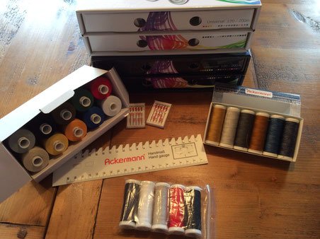 KarinsTestwelt's tweet image. Das wichtigste, was man zum Nähen braucht, natürlich neben einer guten Nähmaschine..
karinstestwelt.de…/13/n%C3%A4hgarn-von-ackerm…/