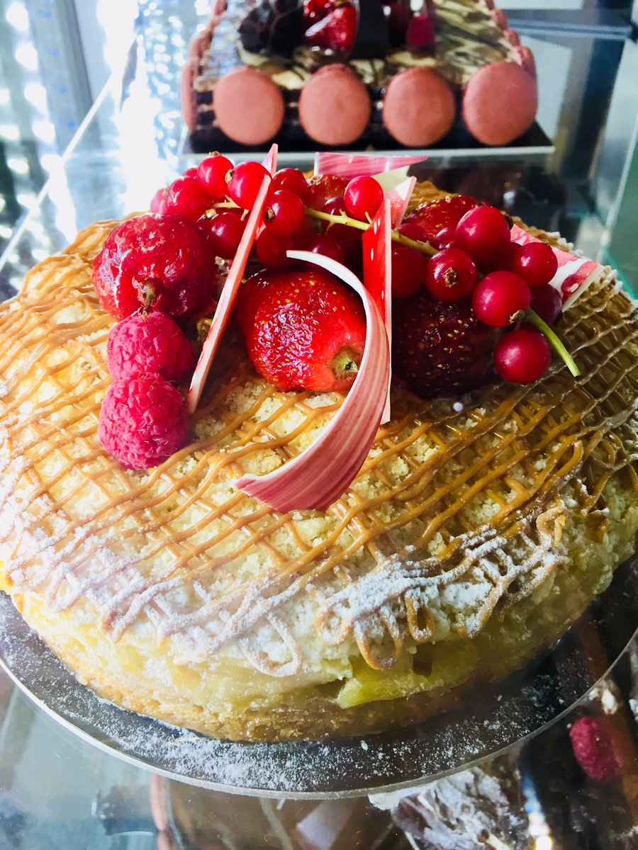 itsliamcollens's tweet photo. @FrenchBakeryDXB and their amazing cakes 🍰😋😩 #foodblog #dubaifoodblog #cake #want #dessert #fruit #eat #dubai https://t.co/VfyBU6y19P