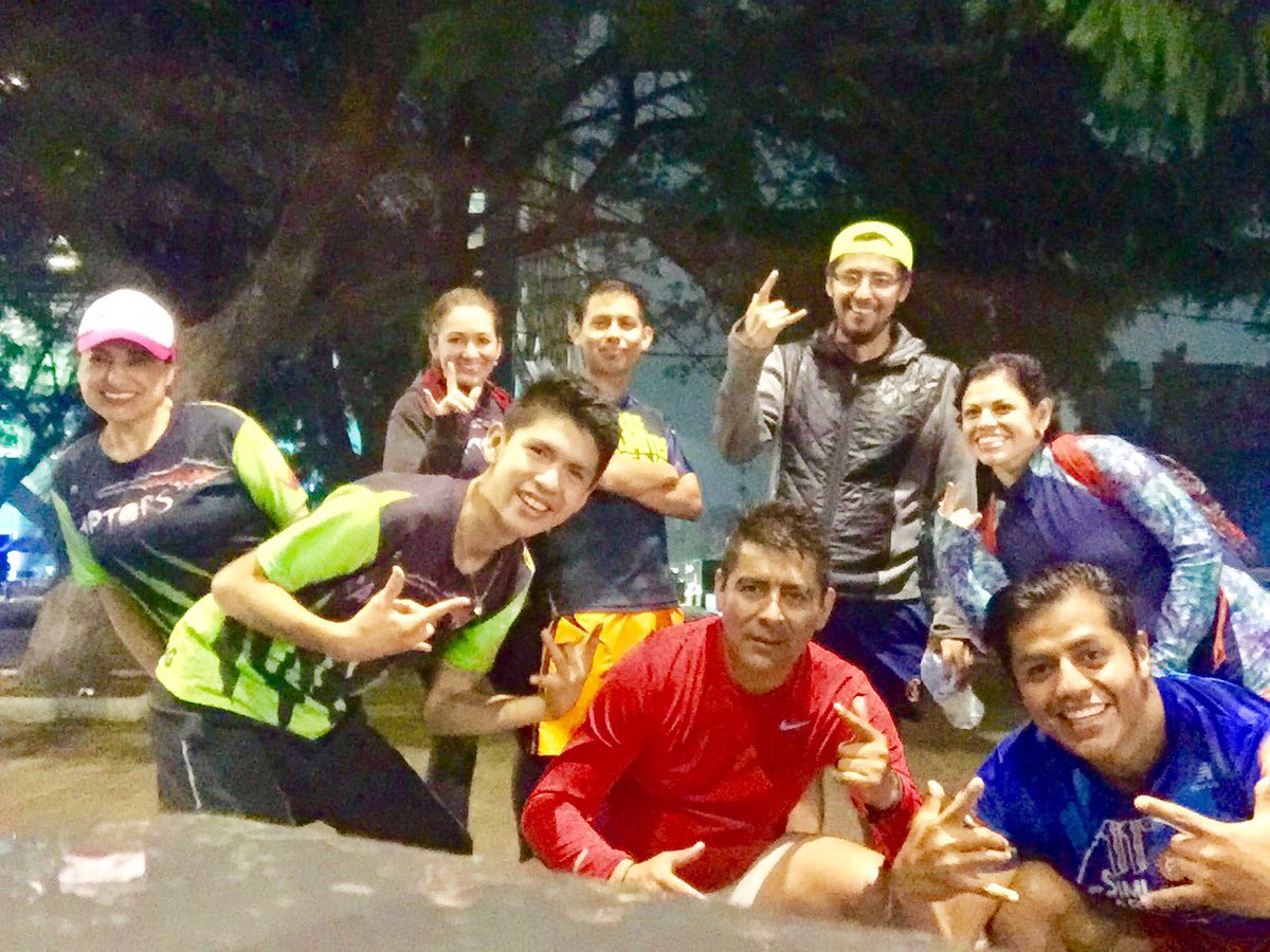 susy1902's tweet photo. Esto es #RaptorsNeon💚🤘🏻🏃🏻‍♀️recorriendo la ciudad !!! https://t.co/TN0Nb3Ss6U