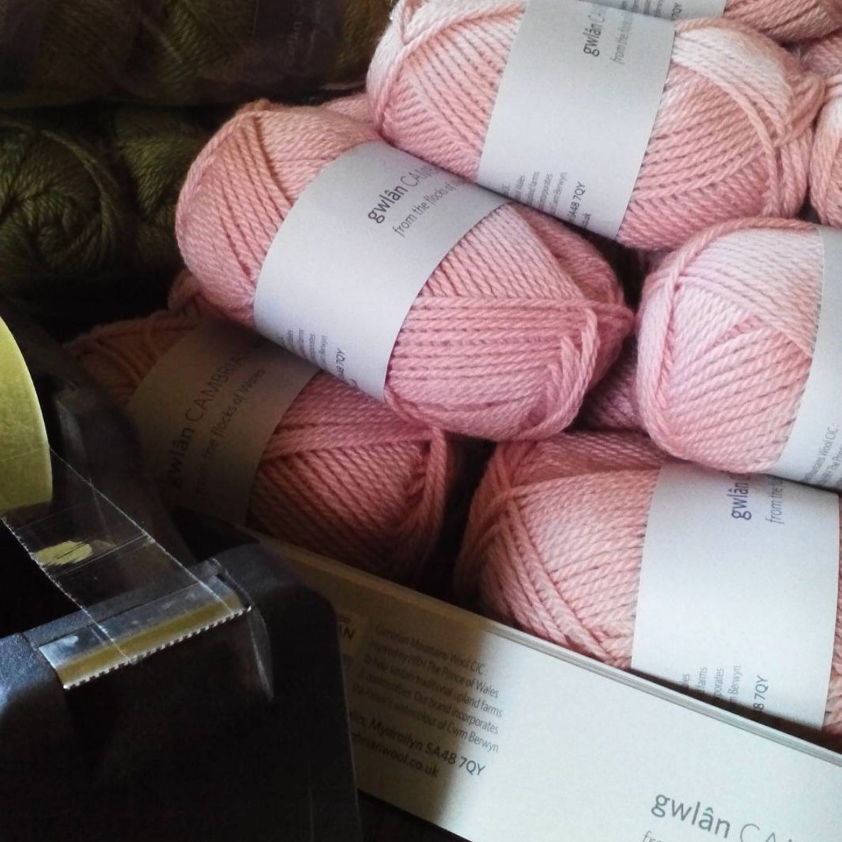 Beginner #weaving with @dunjaroberts using <a href="/CambrianWool/">Cambrian Wool</a> September 27th near #Llandovery #Carmarthenshire
makeitinwales.co.uk/beginner-weavi… #Welshwool