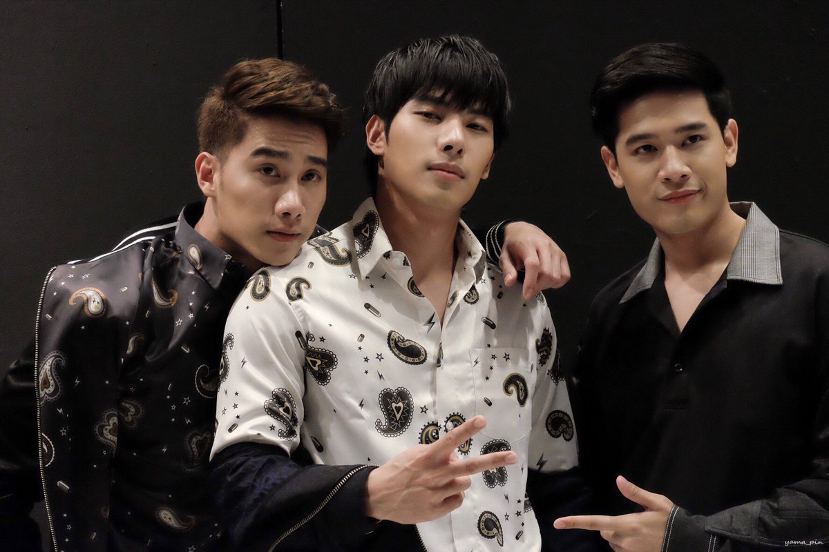 yamapin_21's tweet photo. มีความเสื้อคู่ @octotul มีความหวงแฟน @suthaphong ต้องสตรองนะ😂
ปล.แพ้สายตาจิกของ @Maxiiin1 ☺️
#อกหักมารักกับผม
#Tul_Pakorn #maxiiin_
#กรน็อค https://t.co/Qg8DdeO8QK