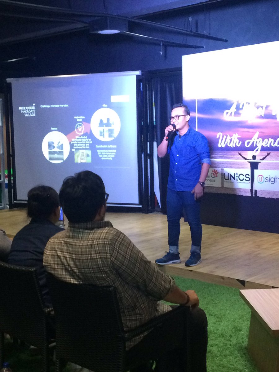 donie_pasla's tweet photo. Please welcome now on the stage Mas Fajar N Fahtjri from Hakuhodo Indonesia at #AhensiExAhensiEvent 👍🏻 https://t.co/WYWQLeki6f