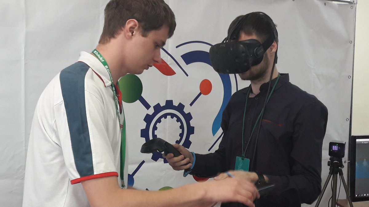 vsumain's tweet photo. Гости #DevFest_vrn пробуют на себе очки виртуальной реальности🌌
#ВГУ #Воронеж #Dataart #ялюблюВГУ https://t.co/6Kkup6kepq