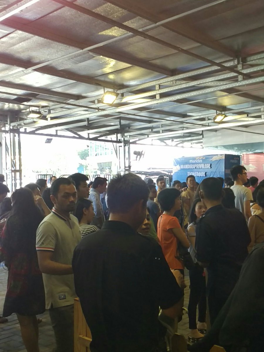 Antri untuk masuk ke Jakarta Coffee Week 2017, htm 15k.