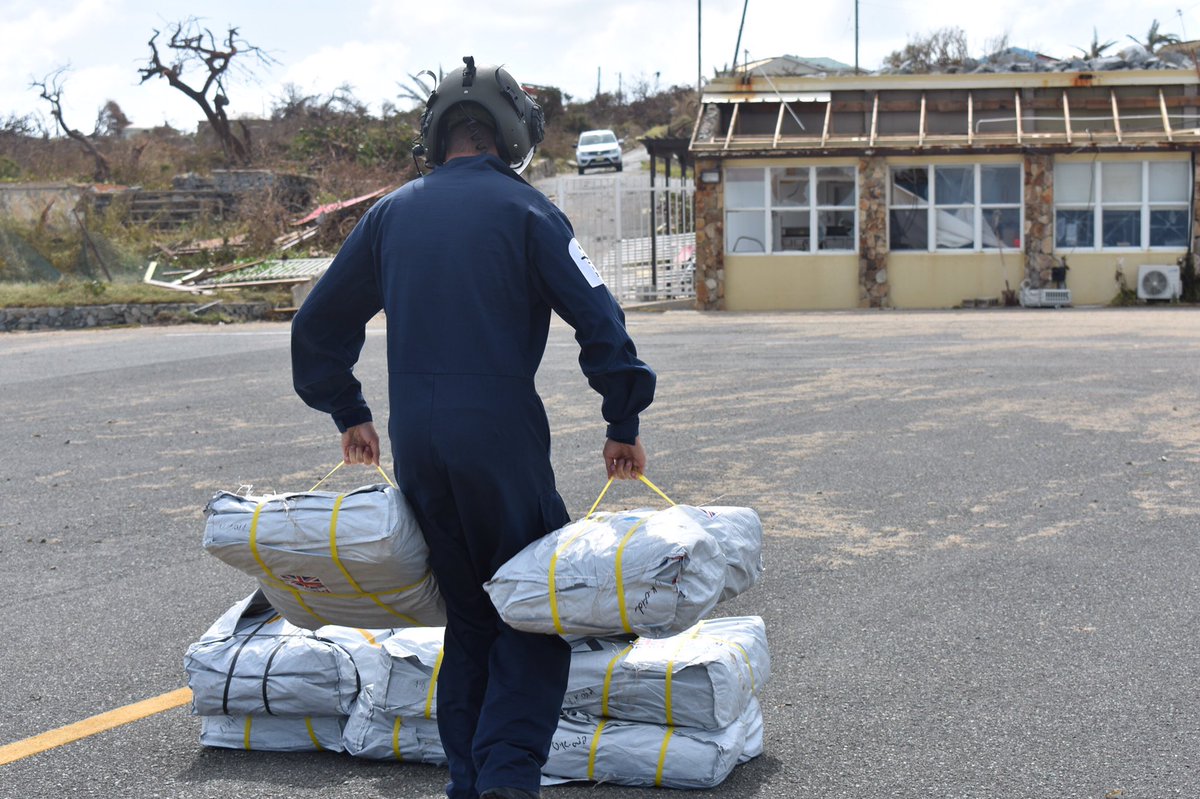 RoyalNavy's tweet image. A Wildcat helicopter from @RNASYeovilton has delivered @UKaid to Tortola in the British Virgin Islands #irma #globalbritain @foreignoffice