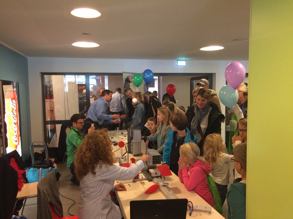 Drukte van belang bij 1e NL DE techniekdag in Bocholt <a href="/vnoncwmidden/">VNO-NCW Midden</a>. Opening door @BeaSchouten