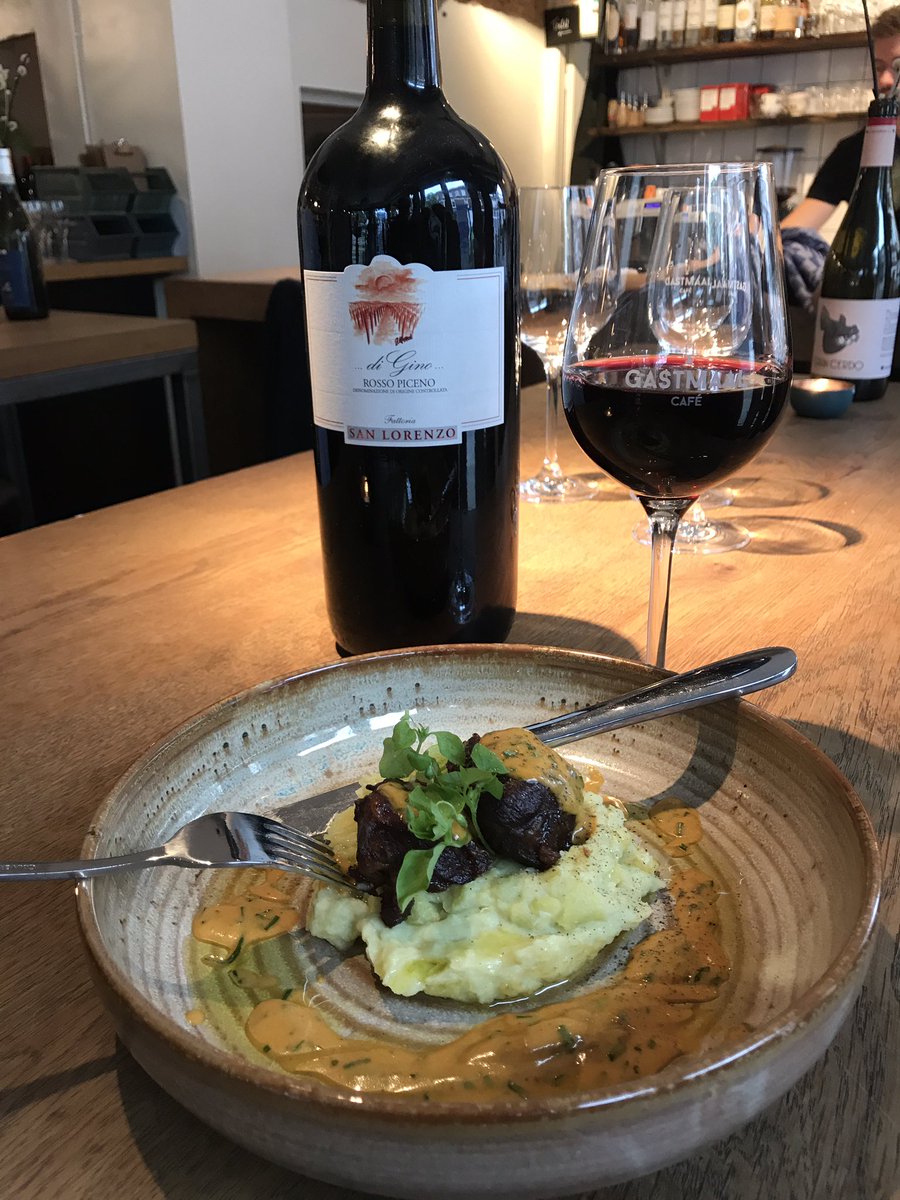 Iberico wang, stamppotje, café de paris saus, glaasje Rosso Piceno. #lekkerherfst #weekend #wijncafe #utrecht