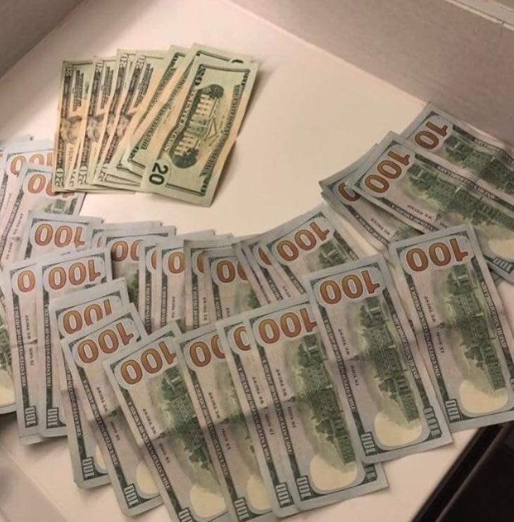 lord_ayron's tweet photo. There's just something about money. π΄π΅π΄π₯β’#Musigang https://t.co/vsINsmiwhI