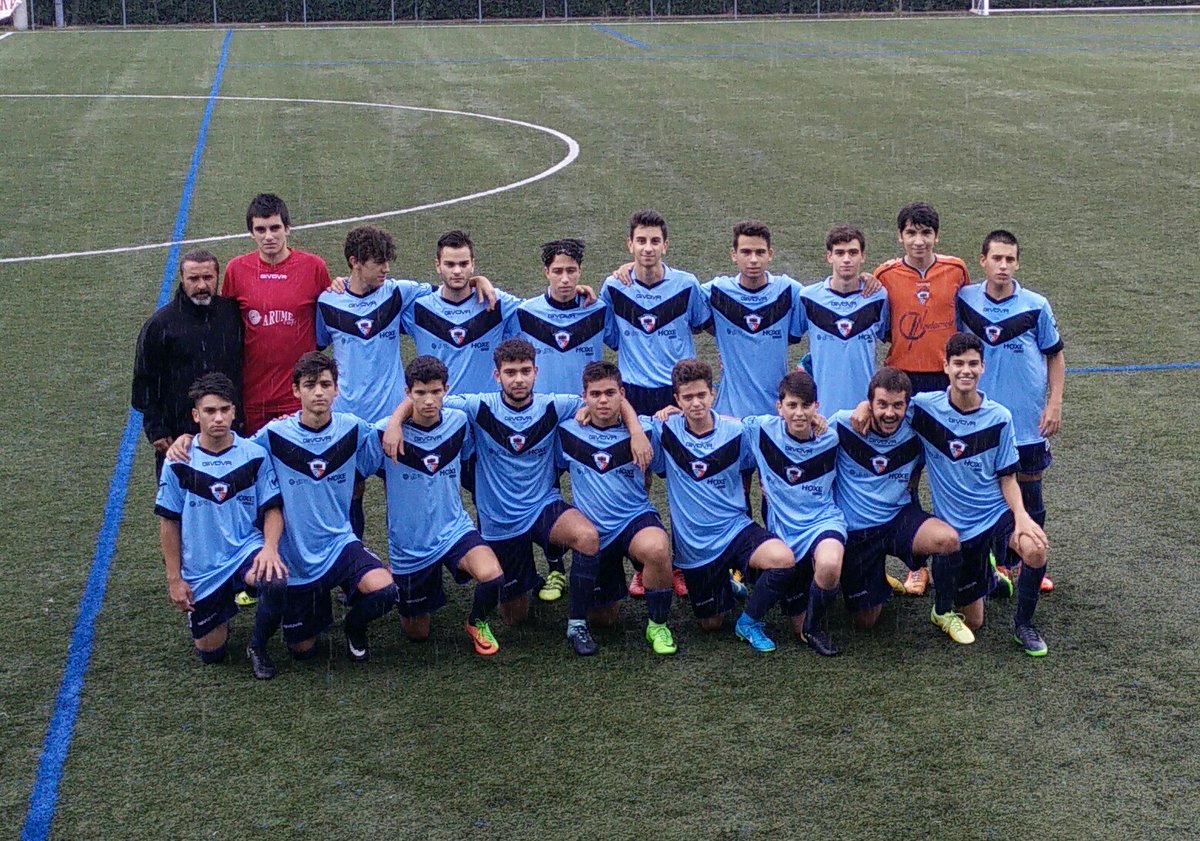 sd_bandeira's tweet photo. O equipo xuvenil a piques de xogar un amistoso contra o @SDTouro

Imos S.D.BANDEIRA!!! #fb https://t.co/0H9e1AeZ1v