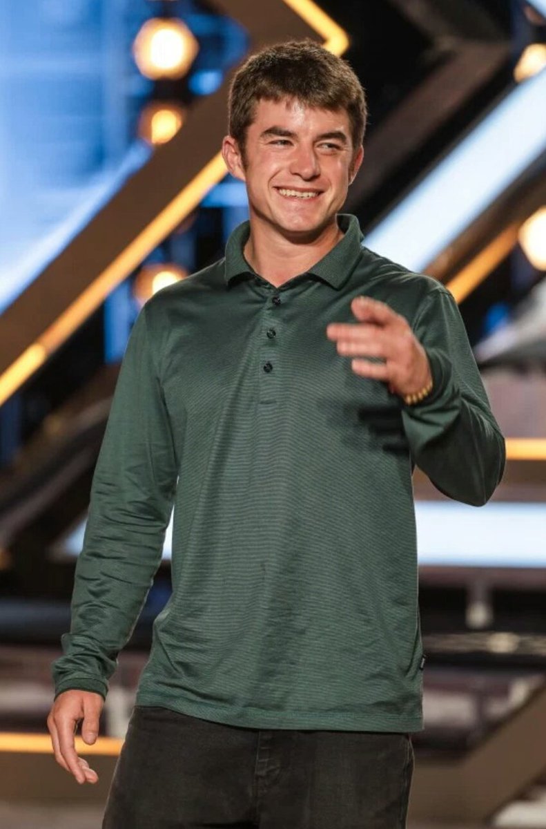 lanie_Xfan's tweet photo. Something about this guy I really like 🤔
He admits he's got issues but he's also got a great voice. He could do with this break 👍
#XFactor https://t.co/IVSiTGJz9v