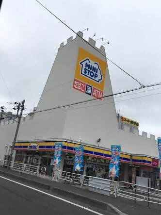 遺伝子が強すぎるｗどれだけ店が変わろうが元の建物は同じ「ハローマック」ｗｗｗ