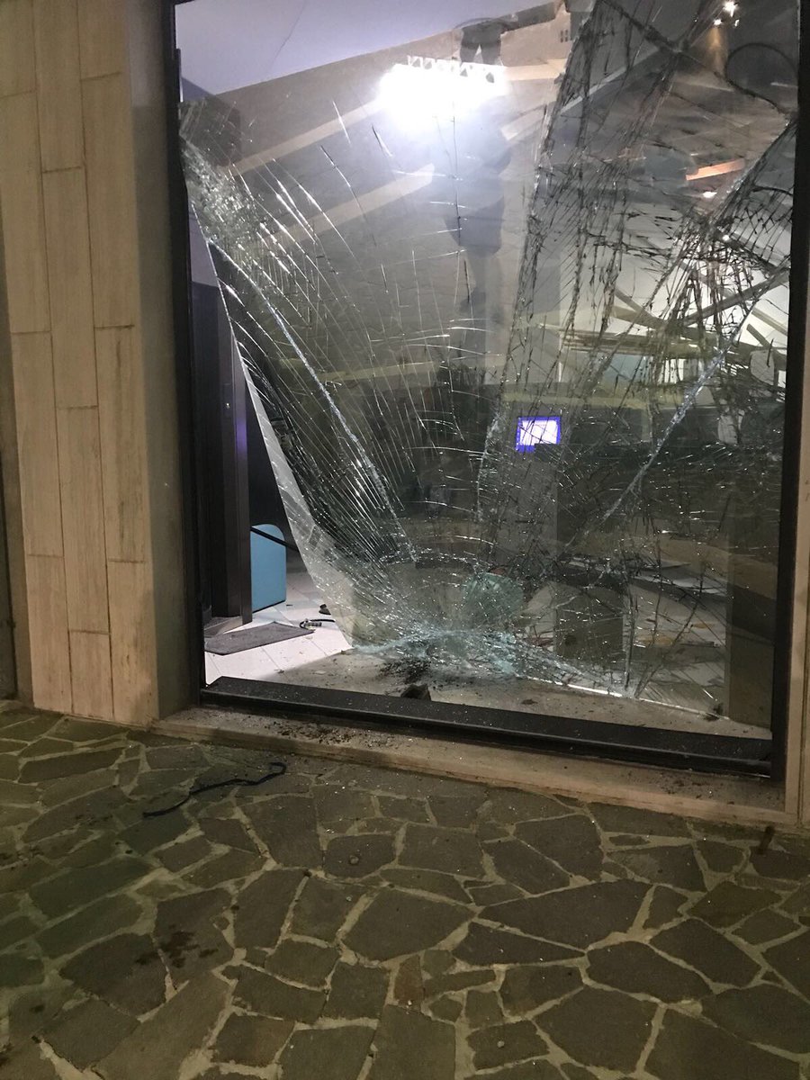gpp_rizzo's tweet photo. Assalto a #bancomat in centro a #Petacciato. Forte #scoppio, furgone contro vetrata, ma banda fugge senza bottino @TgrMolise https://t.co/X6YoW5AXNv