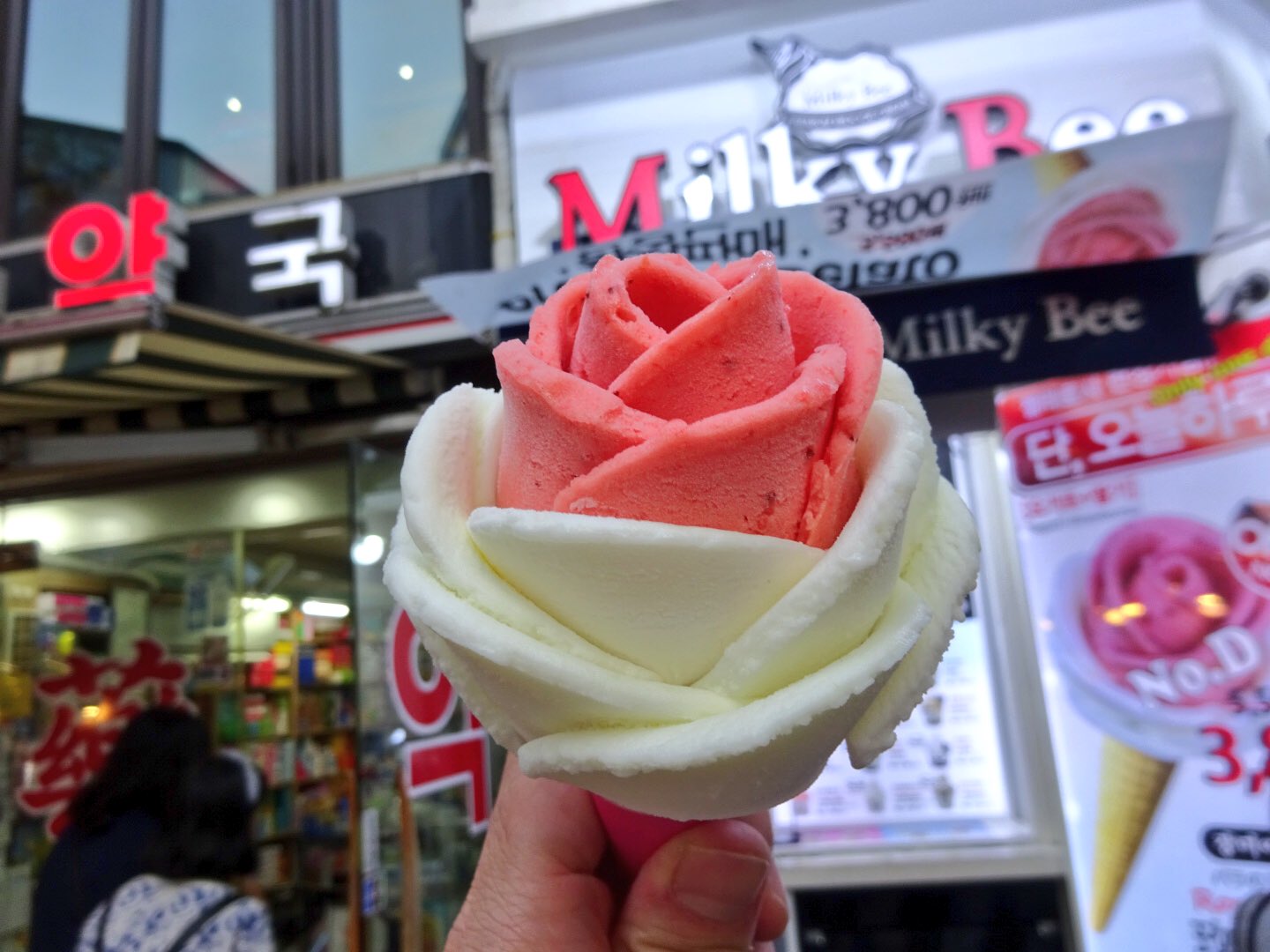 プロソフトクリーマー森川 Milky Bee 明洞でバラのアイスクリーム 契約農場から直送有機牛乳を使った新鮮 濃厚なアイス クリームをバラの形に仕上げてくれます イチゴ ヨーグルトで仕上げてもらった 美味しー W3800 380円 韓国アイス 明洞