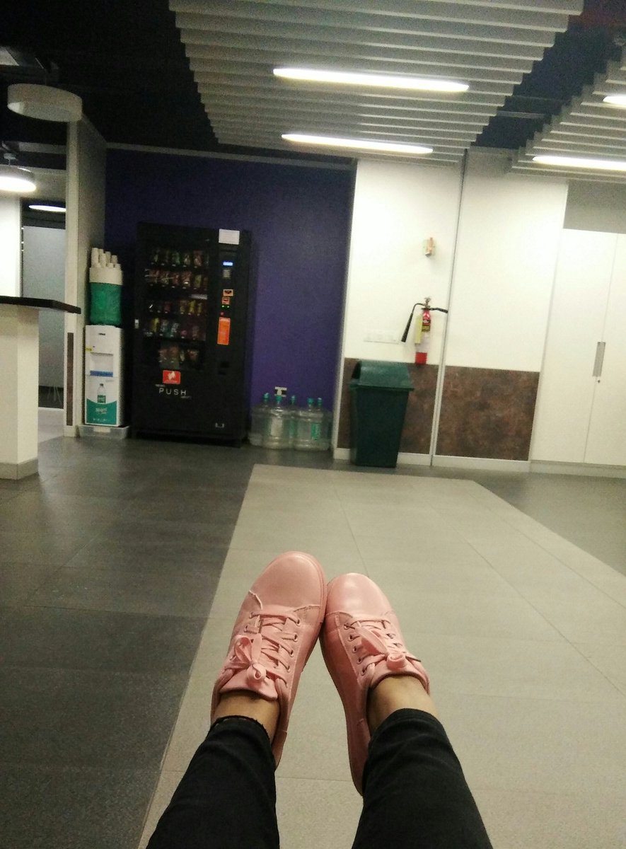 Akshinooli's tweet photo. #shoelove👟 #pinkshoes #workmotivated #workplace https://t.co/BBCMfPnAtE