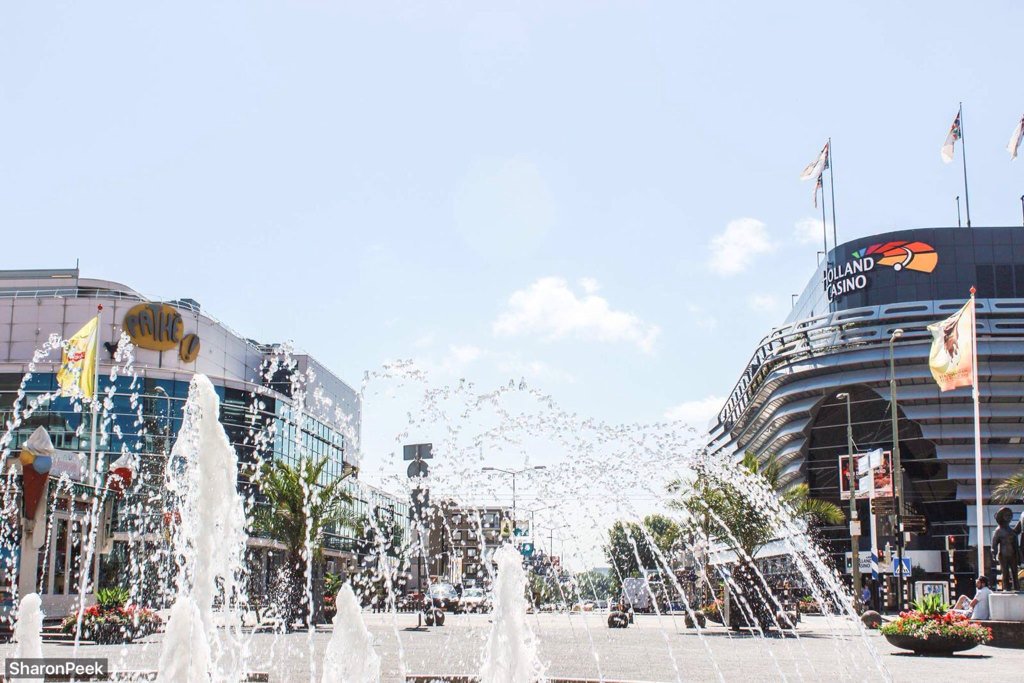 plenty to do @ Scheveningen beach #hollandcasino #pathe #bioscoop #strand #uit #toerisme #fotograaf #city #visit