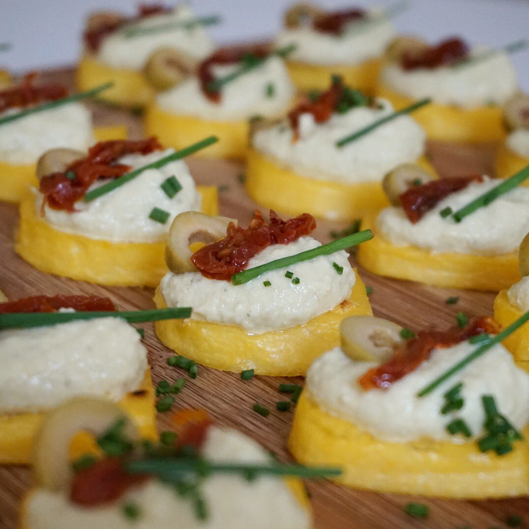 Cook_with_amore's tweet image. Little snack for the weekend? 😍
All #vegan and #glutenfree with artichoke tapenade and polenta you can&apos;t go wrong! cookwithamore.com