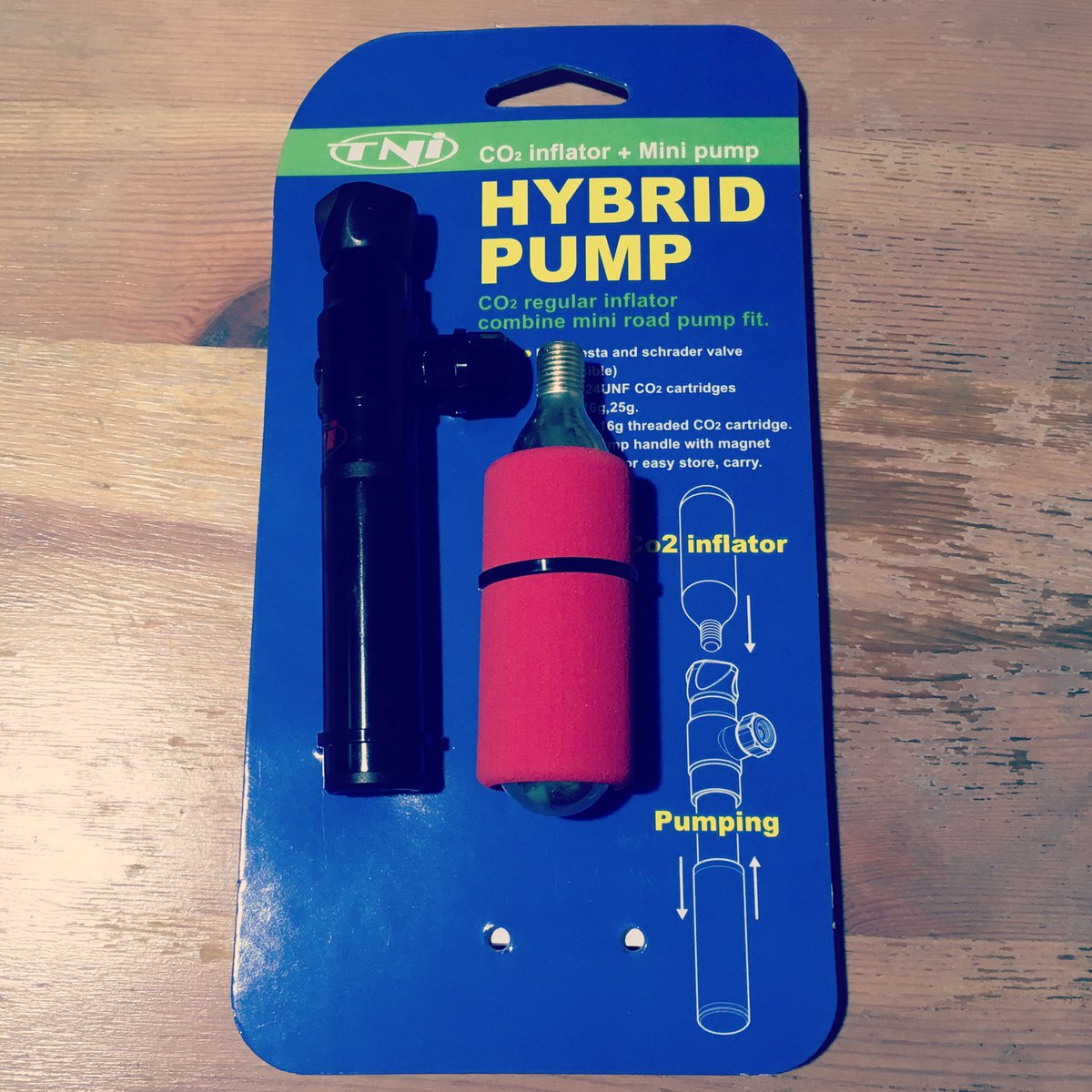 サイクルショップleft Tni Hybrid Pump 2 160 税込 Co2 インフレーターの機能とポンプ機能を併せ持った大変便利なポンプです ボンベ1本とボンベカバー付き 軽くポンプで空気を入れ チューブが噛んでないか確認してからco2ボンベで空気を入れる使い方が