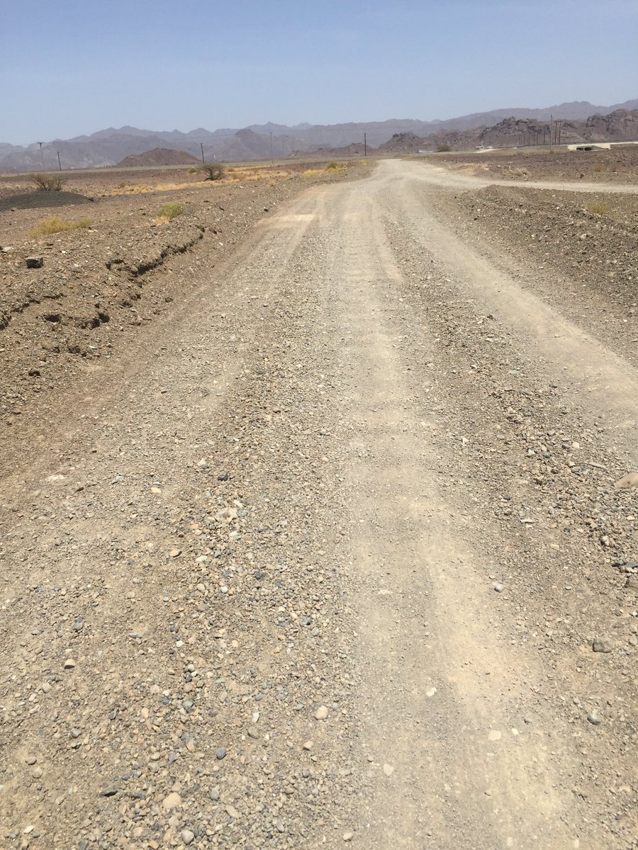 M1993K's tweet photo. طريق البويرده؛من الط��ق الحيوية التي يرتادها المواطنون يومياً لمزارعهم.
متى سيرى النور ك طريق معبد؟ تعبنا نحن وسيارتنا من هذا الطريق المتهالك https://t.co/C1YCp7x2e3