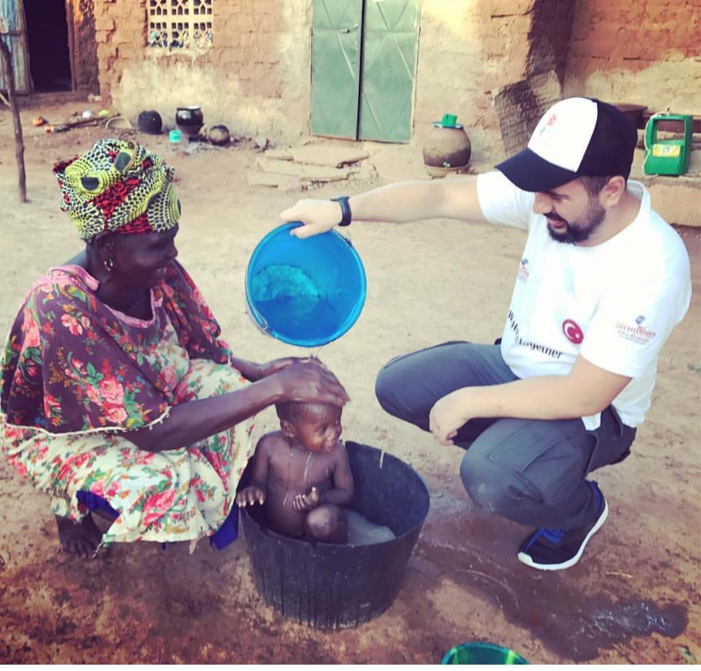 Şeker gibi bir fotoğraf bu yahu. Neydi o cümle: Türk'ten misyoner olmaz, arkadaş olur.