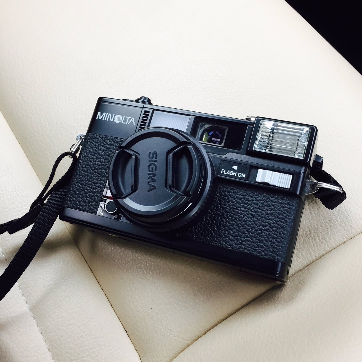 Yasu とはいえ そういう時でもカメラを持って撮影のチャンスは逃さずに 今日の相棒はminolta Hi Matic S2 実はオートフォーカスカメラと勘違いして買ったんですが Mnoltina Pと同じくゾーンフォーカス仕様 買った意味あんのか 写りは違うのか