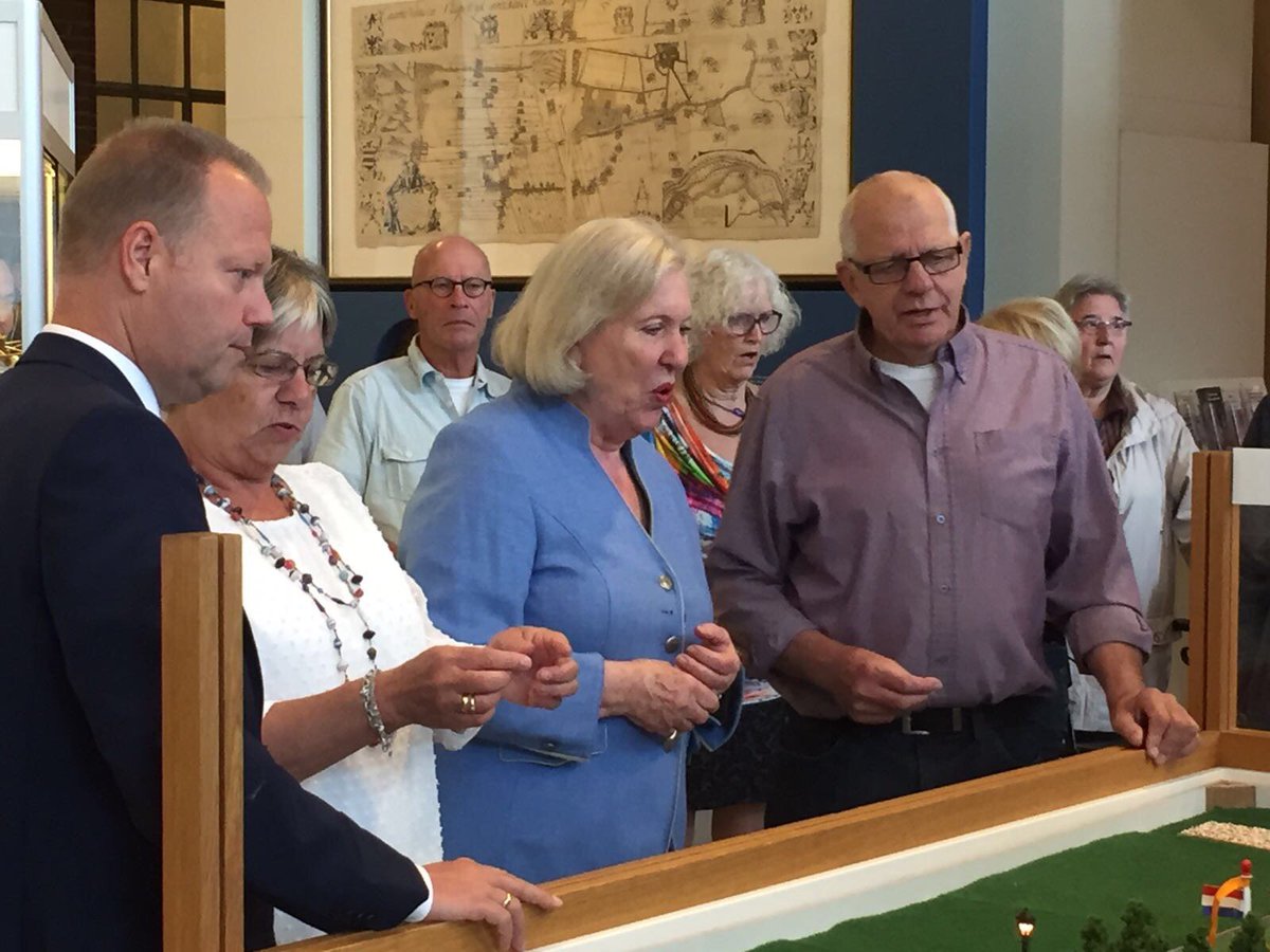 Open Monumentendag in #Veenendaal. De freule hijst de vlag van de maquette van Kasteel Prattenburg gemaakt door van Voskuilen <a href="/Stroobosscher/">EngbertStroobosscher</a>
