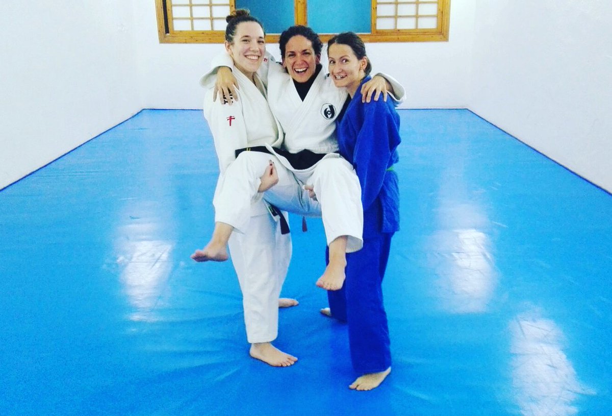Irene_Valle98's tweet photo. Las chicas judokas celebrando el segundo Dan de Míriam!💪 #judo #judocondal #seconddan #blackbelt #proudofher https://t.co/3cnuJNY2Ck