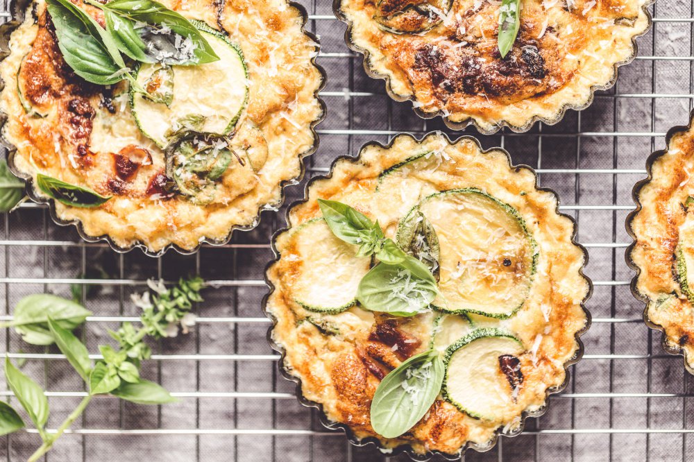 ¡Tenemos la comida perfecta para este #sábado! Frittata de #calabacines con #huevos #eco de <a href="/BecauseGb/">Because</a> 😍  #recetas 
bbkazoka.eus/blog/recetas/f…