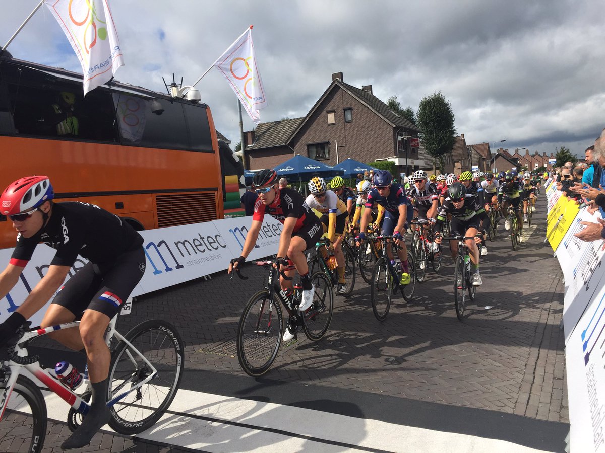 Eerste doorkomt van de kopgroep. 2.15 minuten daarachter het peloton. Gemiddelde snelheid tegen de 40 km/uur.