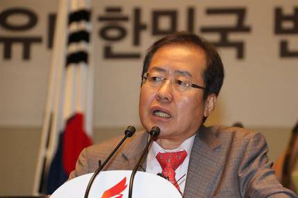 자유한국당 '어설픈 장외투쟁'.. 국민들 조롱만 받았다 v.media.daum.net/v/201709090442…