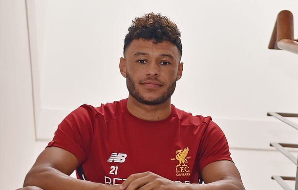 lnstantFoot's tweet photo. Thierry Henry : "Ça fait des années que je regarde Oxlade jouer et je sais toujours pas dans quoi il est bon." https://t.co/gph2vOBU7O
