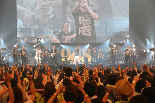 natalie_mu's tweet photo. 【ライブレポート】KREVA「908 FESTIVAL」でコラボ連発、高らかに宣言した「ここが俺らの居場所」（写真34枚） #KREVA https://t.co/SzuLT08C0d https://t.co/fFF296oCPM