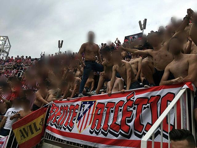 AntimadridVCF's tweet photo. Asesinan a un tío, antiviolencia jode al resto de aficiones con normas estrictas y prohibiendo pancartas... menos la suya. ¿Qué cojones?🤔 https://t.co/a1zxaYg0wP