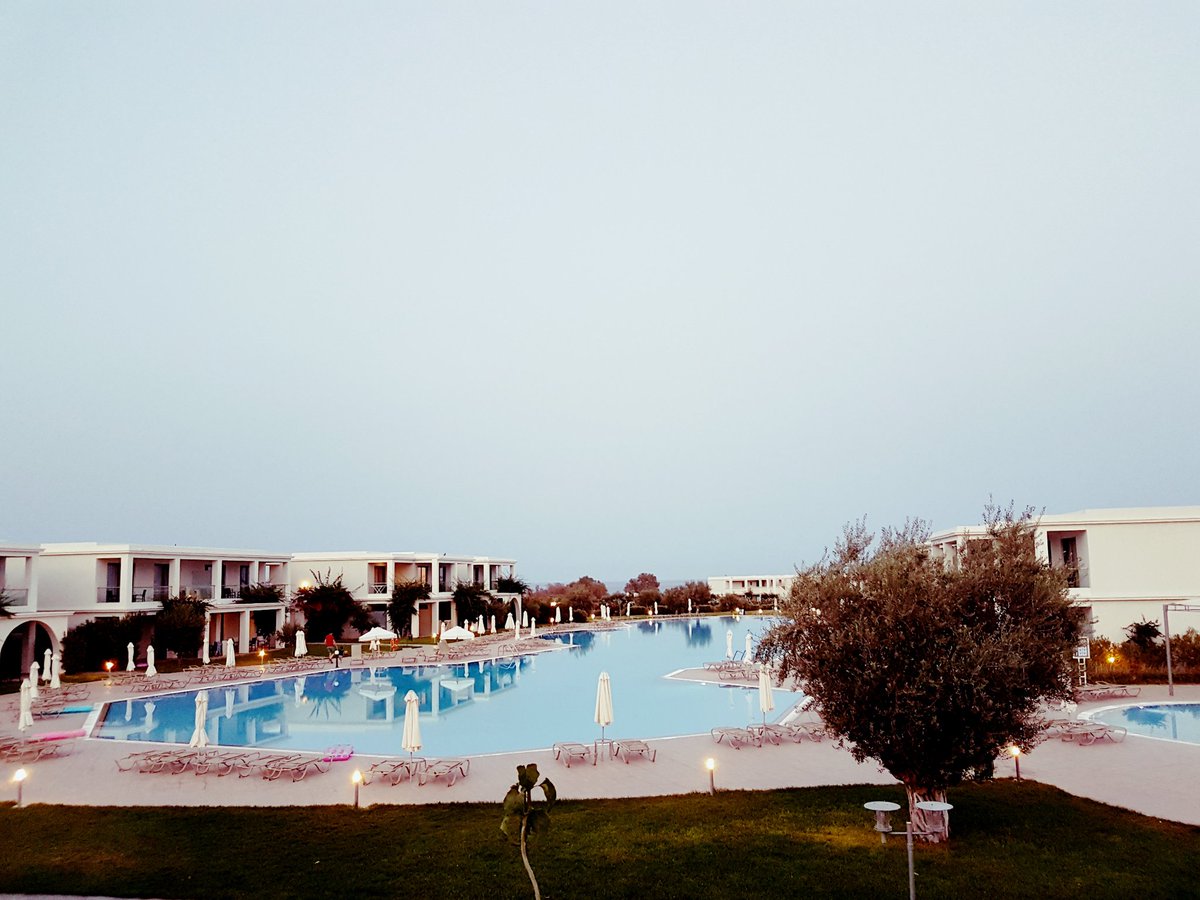davibryant31's tweet photo. 1st night in Rhodes, still not a ☁️ in the sky. #mwmoments https://t.co/NiLjKlAlZv