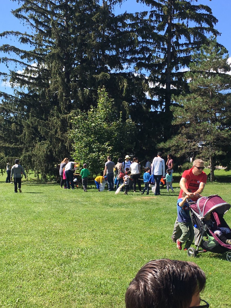 LeanderCampbell's tweet image. Massing the troops to learn how to sweep for bugs. Son was successful in finding a grasshopper. @bugdayOttawa