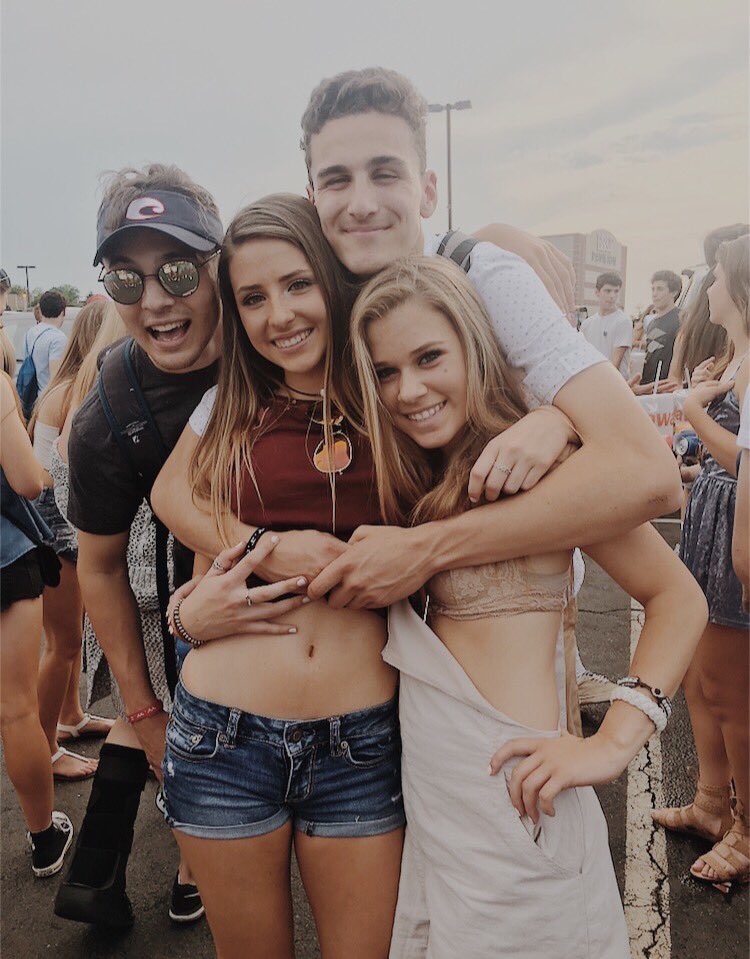 u__MAD_bro's tweet photo. happy 17th to this girl :)))) hope ur day is as wild as u love u lots 💙💜 @baJILLIANair https://t.co/nau0Y0qEGB