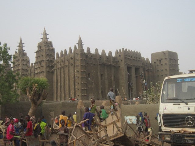 ESIAU_Bamako's tweet photo. ESIAU à Djenné pour le crépissage de la grande Mosquée !
@ESIAU_Bamako  https://t.co/z9AIQyfRQ0 https://t.co/Dt1fdzmxS1