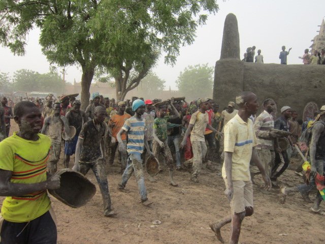 ESIAU_Bamako's tweet photo. ESIAU à Djenné pour le crépissage de la grande Mosquée !
@ESIAU_Bamako  https://t.co/z9AIQyfRQ0 https://t.co/Dt1fdzmxS1
