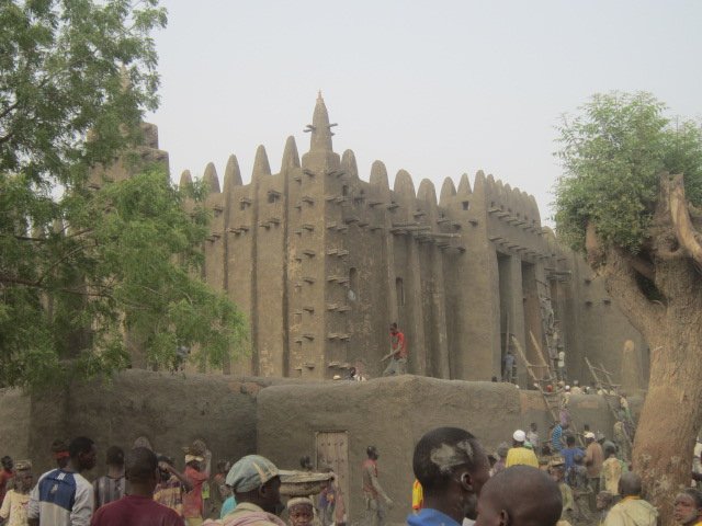ESIAU_Bamako's tweet photo. ESIAU à Djenné pour le crépissage de la grande Mosquée !
@ESIAU_Bamako  https://t.co/z9AIQyfRQ0 https://t.co/Dt1fdzmxS1