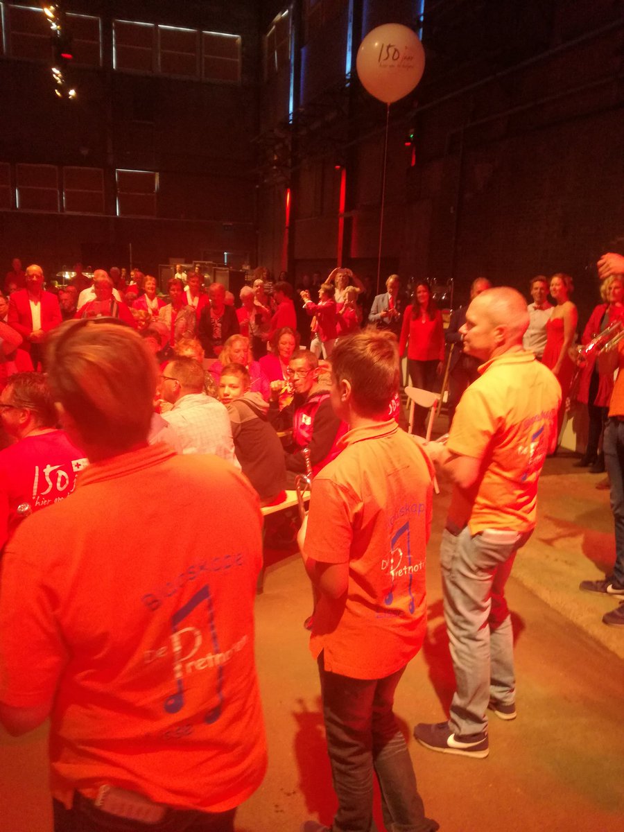 De_Pretnoten's tweet photo. Feest bij het #RodeKruis en dat kan niet zonder een goeie opening! Gezelligheid gegarandeerd https://t.co/QlNEtiBN1B