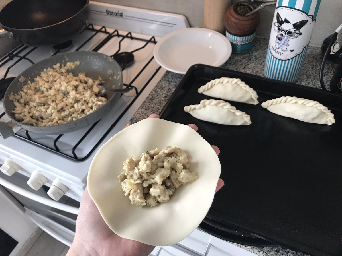 hijadevich's tweet photo. #MasterGea versión empanadil. Tengo asado hermanistico y llevaré empanadas. https://t.co/XXzUBxcIEh
