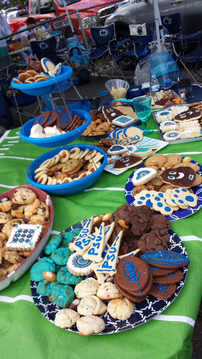 PSUgirl's tweet photo. Cookie walk!
#WeAre
#100thtailgate
#hang100onpitt https://t.co/xqrVKHbpAB