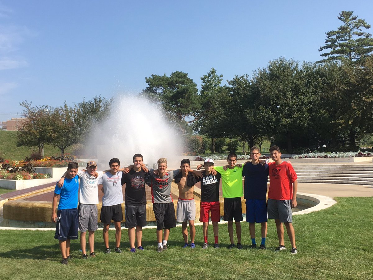 ScotchRidgeGuy's tweet photo. Beautiful morning for a long run @DesMoinesWAPark! Proud of these boys, many of whom ran 7 miles for the first time! #scarletstrong 🔴⚫️🏃🏽💨 https://t.co/Ej9Pn7EAgE