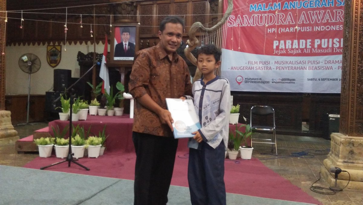 pajakjepara's tweet photo. @PajakJateng1 @Denhasan1 @UungEka @Stakof @PestaBaratan @PajakMania @dusone @pandupajak @VisitJepara @endaryono @JsbJepara @prabusaktiid @hdiankristiandi @yovieyola @rlisafm @LaskarPuisi @jblogcom @Susierna @jeparakabgoid @JatengTwit @ILoveJepara @HMJA_UNISNU @Jeparapedia @JeparaHariIni @ganjarpranowo @unisnujepara @DitjenPajakRI @KemenkeuRI @humasjateng @PIDPolresJepara @marzuqijepara @kushartoto011 @Rumah_Belalang @noegeese @kring_pajak @ISuwandio @aniwinn @BPPD_JATENG @dinsosjateng @disporaparjtg @Kemenpar_RI @KemenBUMN @puisikekasih @sudjiwotedjo @SastraUniv @JakArtsCouncil @agungpakde @Anadian2066 @alizakaaria Penyerahan Anugerah Sastra kpd kel. Sdr. #UdiDec dan Sastrawan Senior atas dedikasinya dalam berkontribusi untuk Sastra khususnya di Jepara. https://t.co/Cw3tNSqrSE